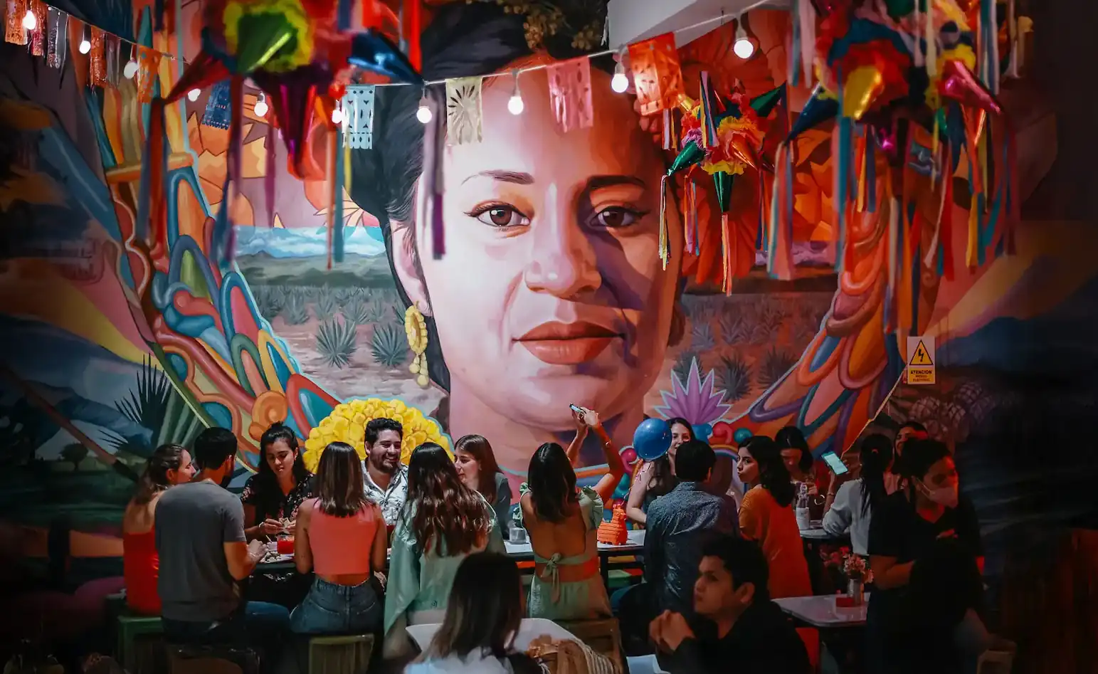Disfruta con tu grupo de amigos en María Mezcal